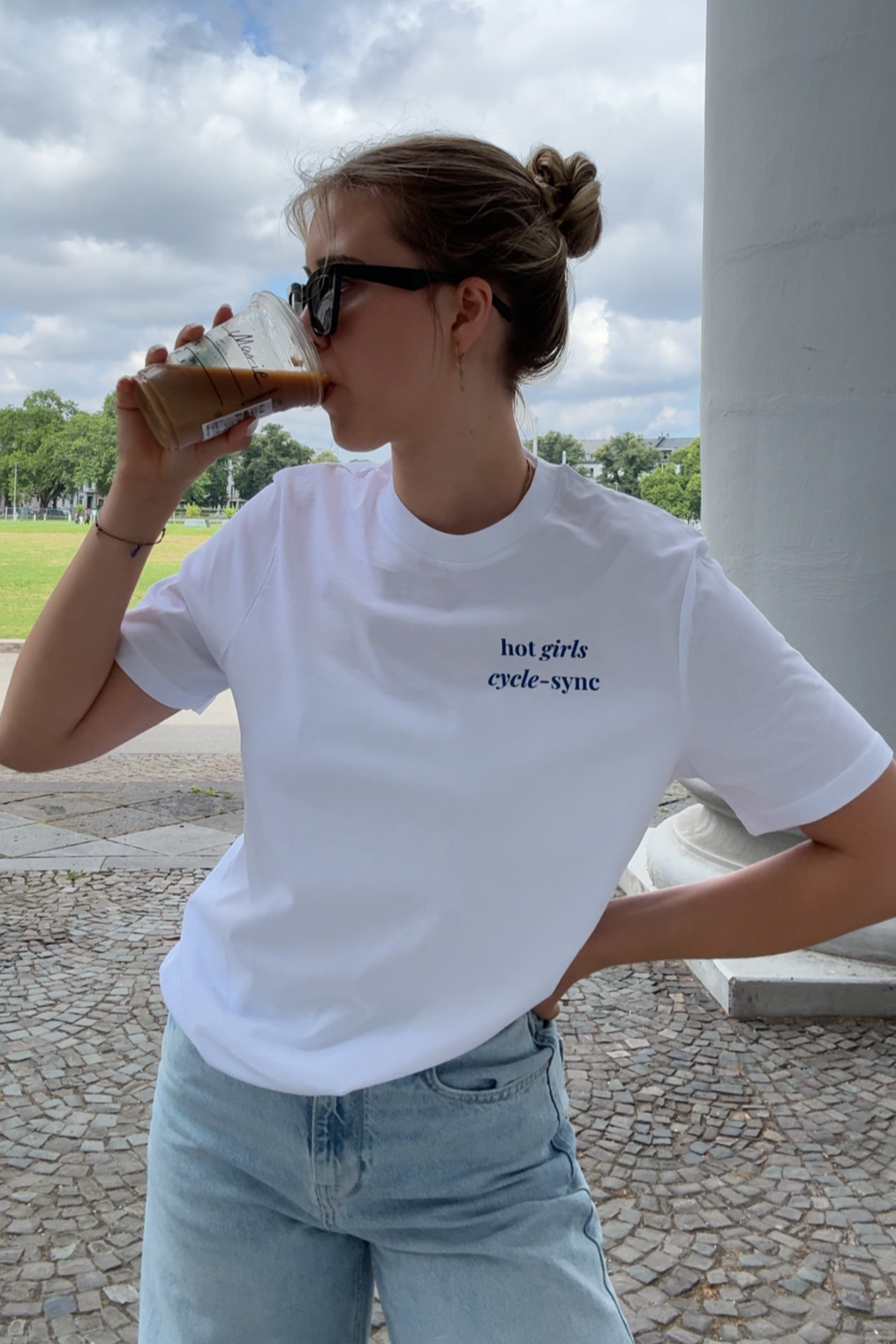 "Hot girls cycle sync" – Statement T-Shirt