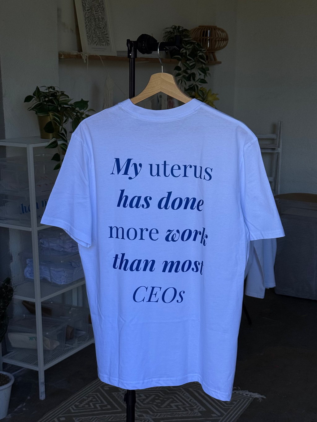 "Hot girls cycle sync" – Statement T-Shirt