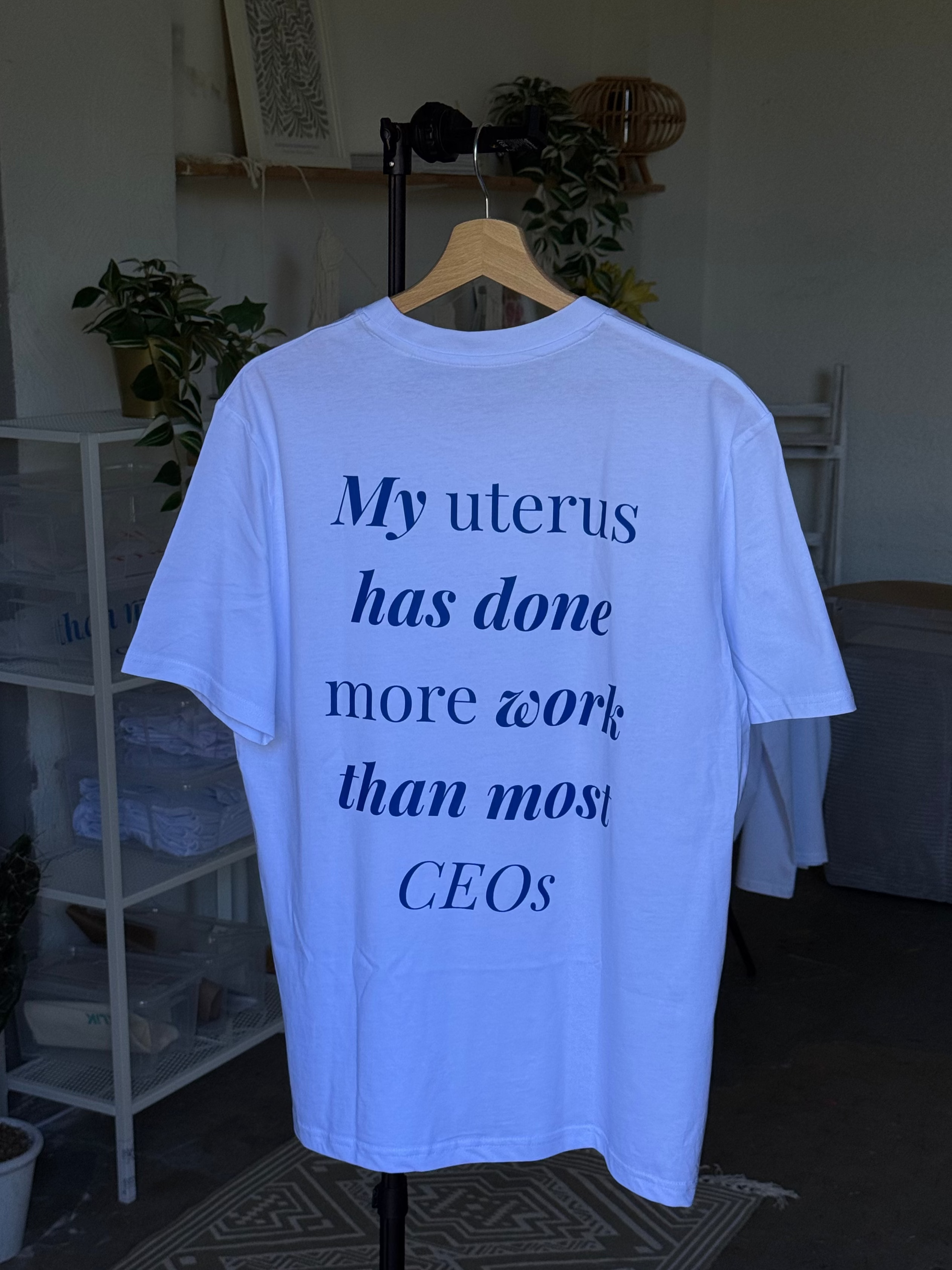 "Hot girls cycle sync" – Statement T-Shirt